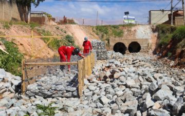 Prefeitura está com várias obras pela cidade, no bairro Londrina, e na Av. Lucas Machado já iniciou a confecção de muros de gabião