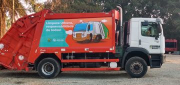 Caminhões da coleta urbana recebem nova arte com frase educativa