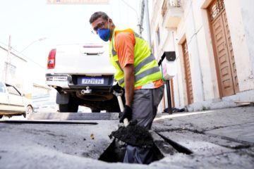 O período chuvoso está chegando e a prefeitura intensifica limpeza de bueiros para evitar enchentes
