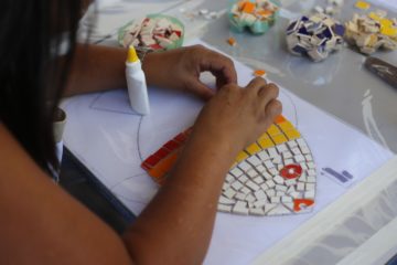 Prefeitura inicia implantação de projeto com oficinas de mosaico que tem como objetivo a produção de peças decorativas que enfeitarão diversos cantos da cidade