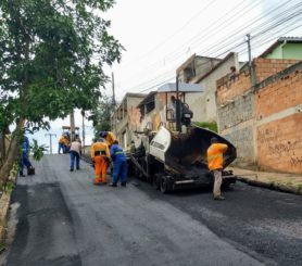 Rua Maria Angélica Ximenes começa a ser asfaltada pela Prefeitura