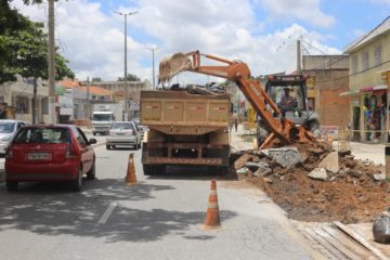 Prefeitura constrói baia para carga e descarga em trecho da Avenida Brasília