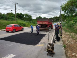 Operação tapa-buracos contempla Avenida Frimisa e Avenida das Indústrias
