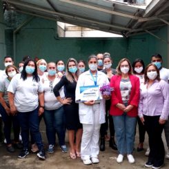 Técnica de enfermagem agredida durante trabalho é homenageada pelo Coren-MG