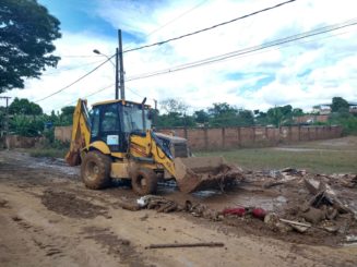 Prefeitura segue realizando a limpeza da cidade nesta quinta-feira e intensificando os trabalhos na Avenida Raul Teixeira da Costa para desobstrução total da via