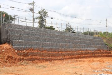 Prefeitura realiza obras de contenção com muro gabião em diversos pontos da cidade