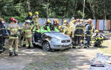 Corpo de Bombeiros em parceria com a Prefeitura de Santa Luzia realiza workshop de salvamento veicular no pátio de apreensão de veículos desativado