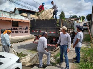 Programa de varrição e capina de vias realiza a limpeza do Canal do Cristina