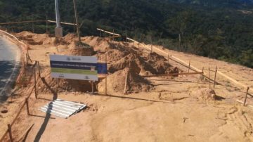 Prefeitura instala Pedra Fundamental com informações de mais de 40 obras em andamento no município