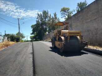 Retomadas as obras de asfaltamento da Rua Inhazinha de Castro, no bairro Chácaras Del Rey