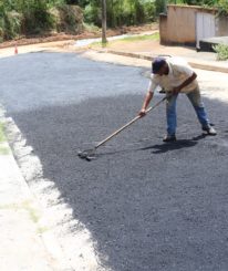 Prefeitura realiza manutenção da rua das Rosas Brancas, no bairro Duquesa II