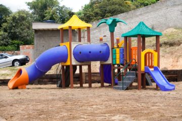 Prefeitura finaliza obra de instalação de brinquedolândia em praça construída em frente à UBS E UMEI no bairro Santa Rita