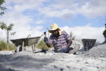 Prefeitura realiza calçamento na Rua 41, no bairro Duquesa II