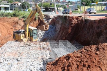 Obras de contenção são realizadas no bairro Cristina