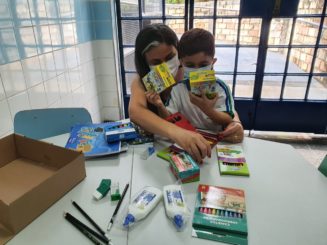 Kit’s pedagógicos são entregues para alunos da rede municipal de Santa Luzia