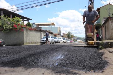 Tapa-buracos recupera ruas de vários bairros nesta segunda-feira (7)