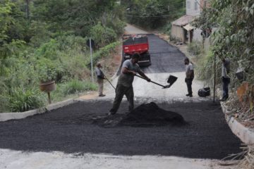 Operação tapa-buracos realiza manutenção na Rua Paraguai, no bairro Industrial Americano