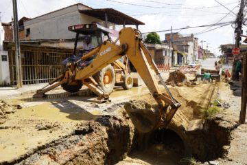 Prefeitura realiza obra de drenagem na Rua Estados Unidos, no bairro São Benedito