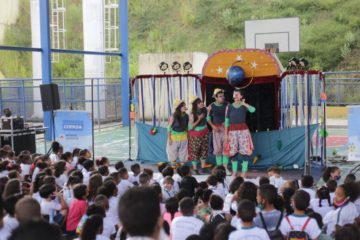 Escolas municipais recebem apresentação teatral com mensagens educativas sobre a utilização dos recursos hídricos