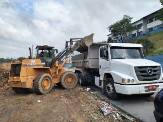 Prefeitura realiza retirada de entulho da Avenida Antônio de Pinho Tavares, no bairro Cristina