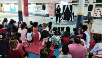 Umei Zelita Francisca Ramos recebe apresentação teatral e oficina de música