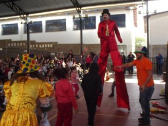 Show de Palhaços anima a garotada em escola municipal