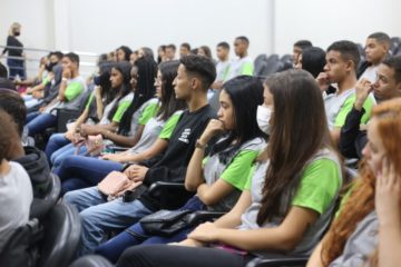 Prefeitura recebe 60 jovens aprendizes que foram capacitados e iniciarão seu primeiro emprego em diversos setores da administração municipal