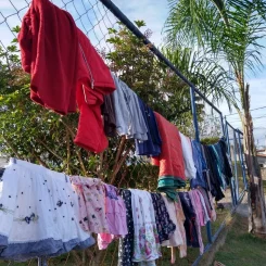 Varal Solidário: Umei Cornelina Carvalho distribui roupas e agasalhos para a população