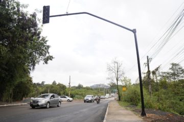 Para garantir mais segurança de motoristas e pedestres, semáforos são instalados na entrada do bairro chácaras Del Rey