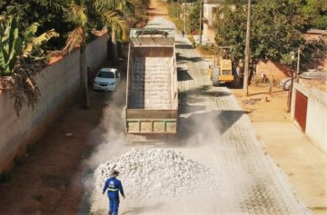 Iniciado calçamento da rua Alvarenga Peixoto, no bairro Pantanal