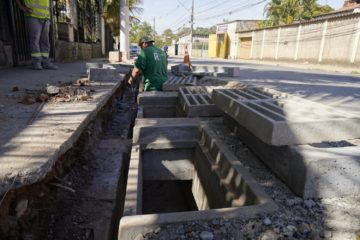 Prefeitura executa obra de drenagem pluvial na rua José Pedro de Carvalho