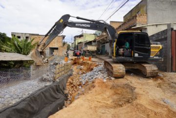 Prefeitura faz obra de contenção na rua Guapuhy, no bairro São Cosme