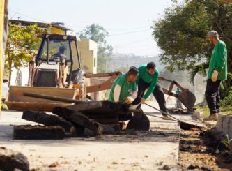 Prefeitura constrói sarjetas na Avenida Wenceslau Brás, no bairro Pantanal
