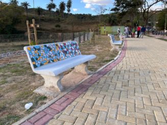 Espaço em frente a rotatória do trevo do Bagaço recebe decoração em mosaico