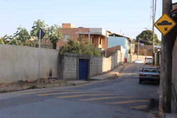 Prefeitura instala quebra-molas em vias da cidade
