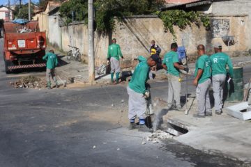 Prefeitura realiza limpeza e manutenção de bueiros na cidade