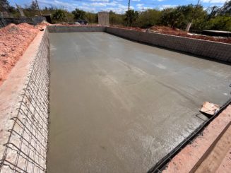 Finalizada concretagem do fundo da piscina do ginásio poliesportivo