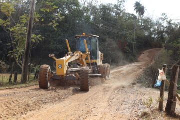Prefeitura realiza manutenção em estradas rurais do município