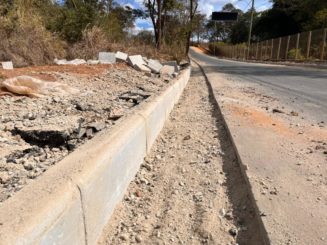 Avança instalação de meios-fios na estrada de Ribeirão da Mata
