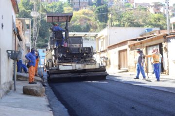 Rua Professor Juvêncio Policarpo Moreira, no bairro Palmital, recebe recapeamento asfáltico