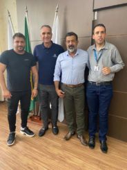 Reunião discute parcerias entre Prefeitura e Unicesumar para oferta de cursos superiores com descontos especiais para servidores municipais, além de outras propostas para área de educação e esportes.