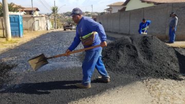 Mais uma rua asfaltada pelo pacote de obras da Prefeitura