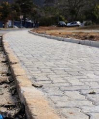 Finalizada construção de passeio na Avenida Oito