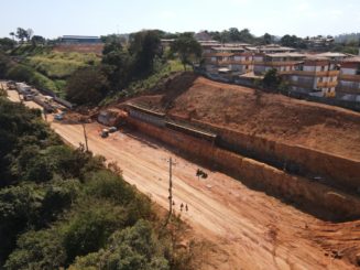 Construção de cortina atirantada na Avenida Brasília segue avançando