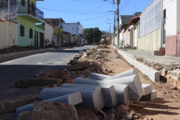Rua Ari Barroso recebe sarjetas e meios-fios