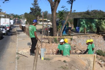 Seguem a todo vapor as obras para construção de passarela na Avenida Frimisa