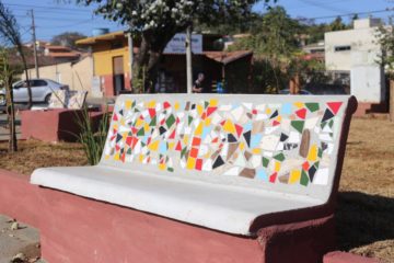 Praça do Kennedy passa por revitalização e ganha mosaicos nos bancos