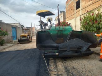 Prefeitura realiza pavimentação asfáltica na rua Professor Hugo Wernerck