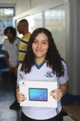 Prefeitura entrega 2.000 tablets para serem usados por alunos do 5º e 9º anos