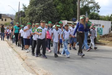 Desfile de estudantes do ensino fundamental comemora o Dia da Independência